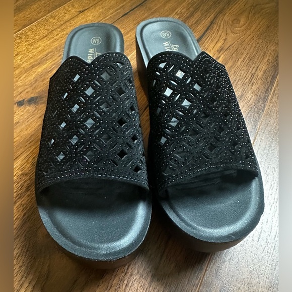 La Rosa Black Wide Width Slip on Open Toe Lazer Cut Sandals Women’s Size 9M - Picture 2 of 9